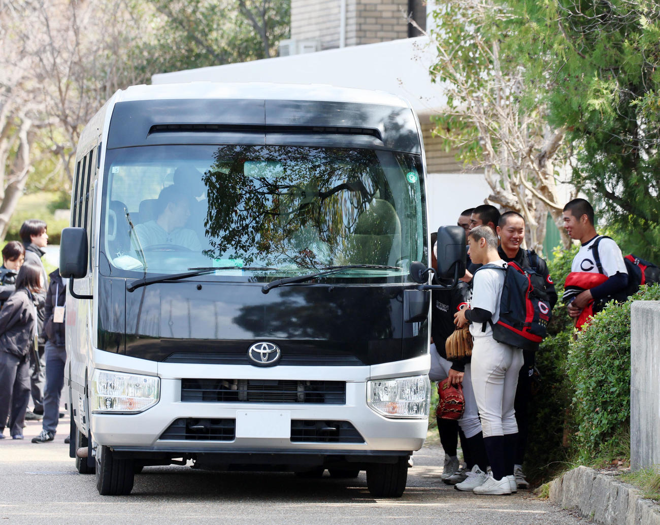 グラウンド状態が悪く引き揚げる智弁和歌山ナイン（撮影・加藤哉）