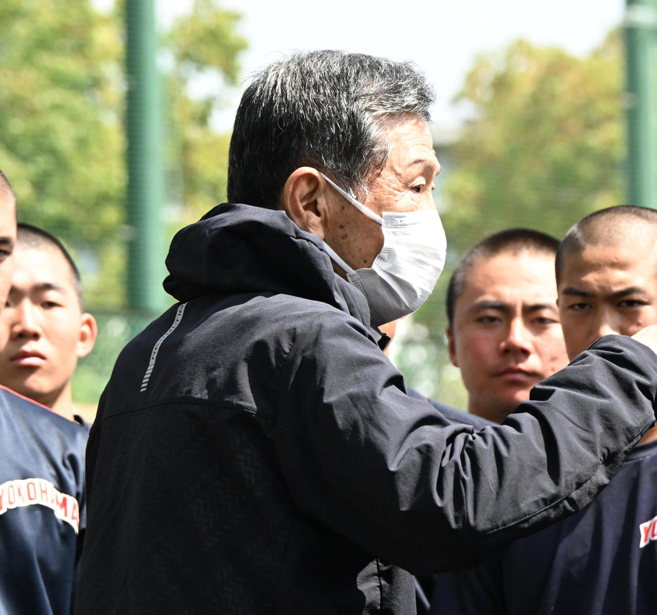 選手らにあいさつをする元横浜監督の渡辺氏（撮影・石井愛子）