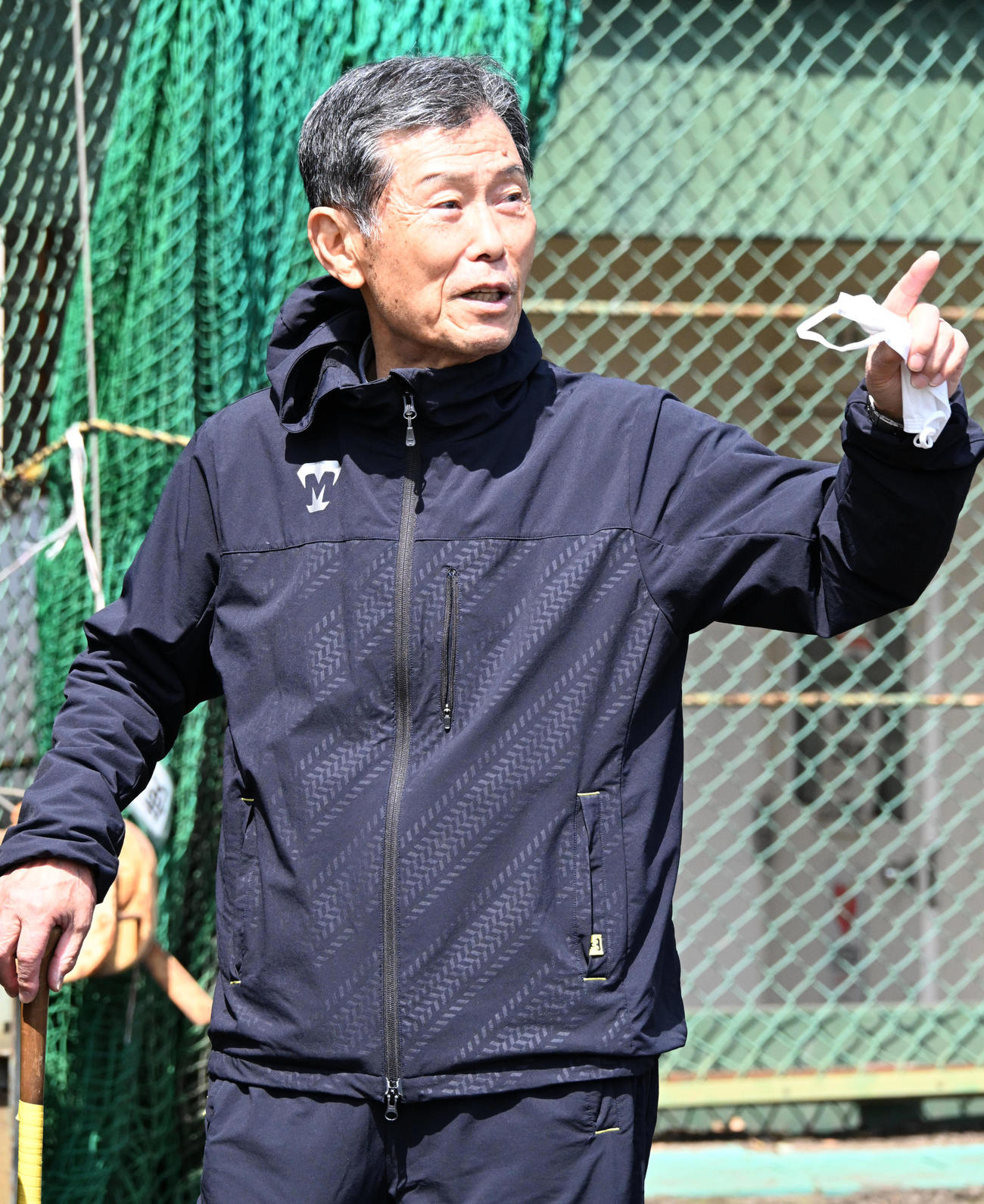 練習に訪れた元横浜監督の渡辺氏（撮影・石井愛子）