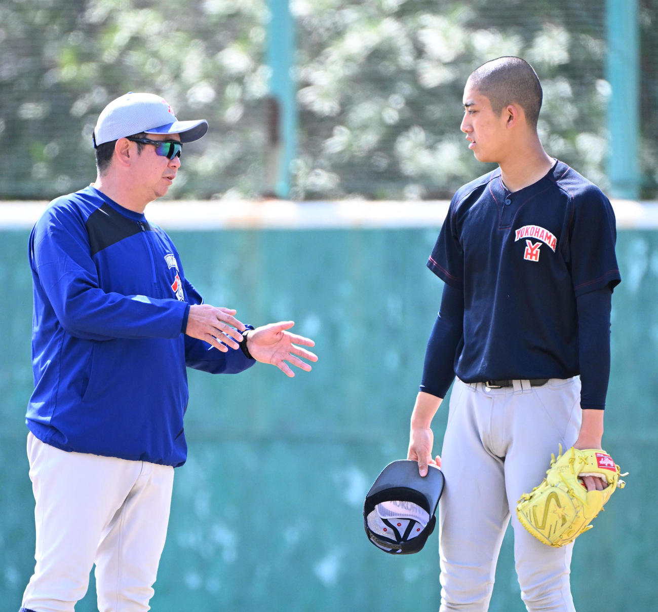 キャッチボールの合間に話す（左から）横浜の村田監督、織田（撮影・石井愛子）