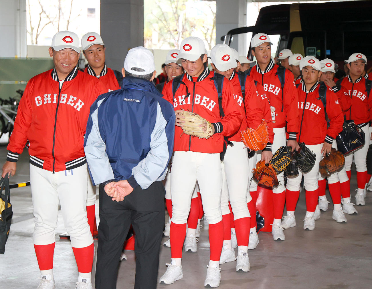 甲子園入りしリラックスした表情を見せる智弁和歌山・中谷監督（左）とナインたち（撮影・上山淳一）