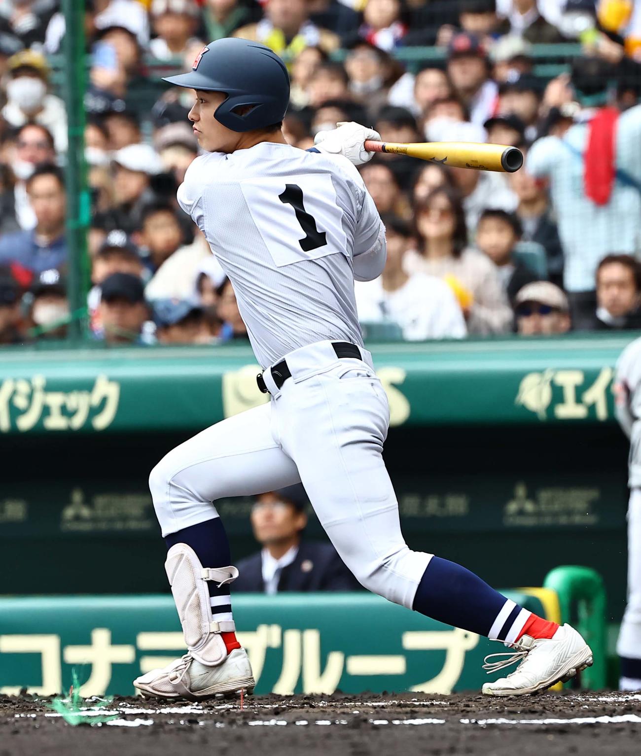 智弁和歌山対横浜　1回裏横浜2死二塁、奥村頼は右前に先制適時打を放つ（撮影・上田博志）