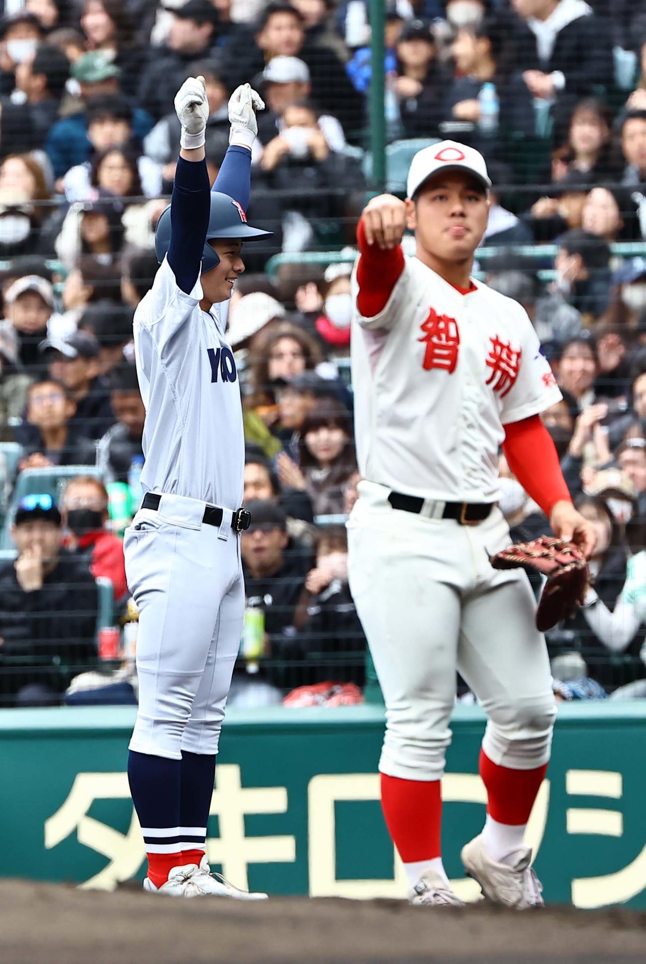 智弁和歌山対横浜　1回裏横浜2死二塁、奥村頼は右前に先制適時打を放つ（撮影・上田博志）