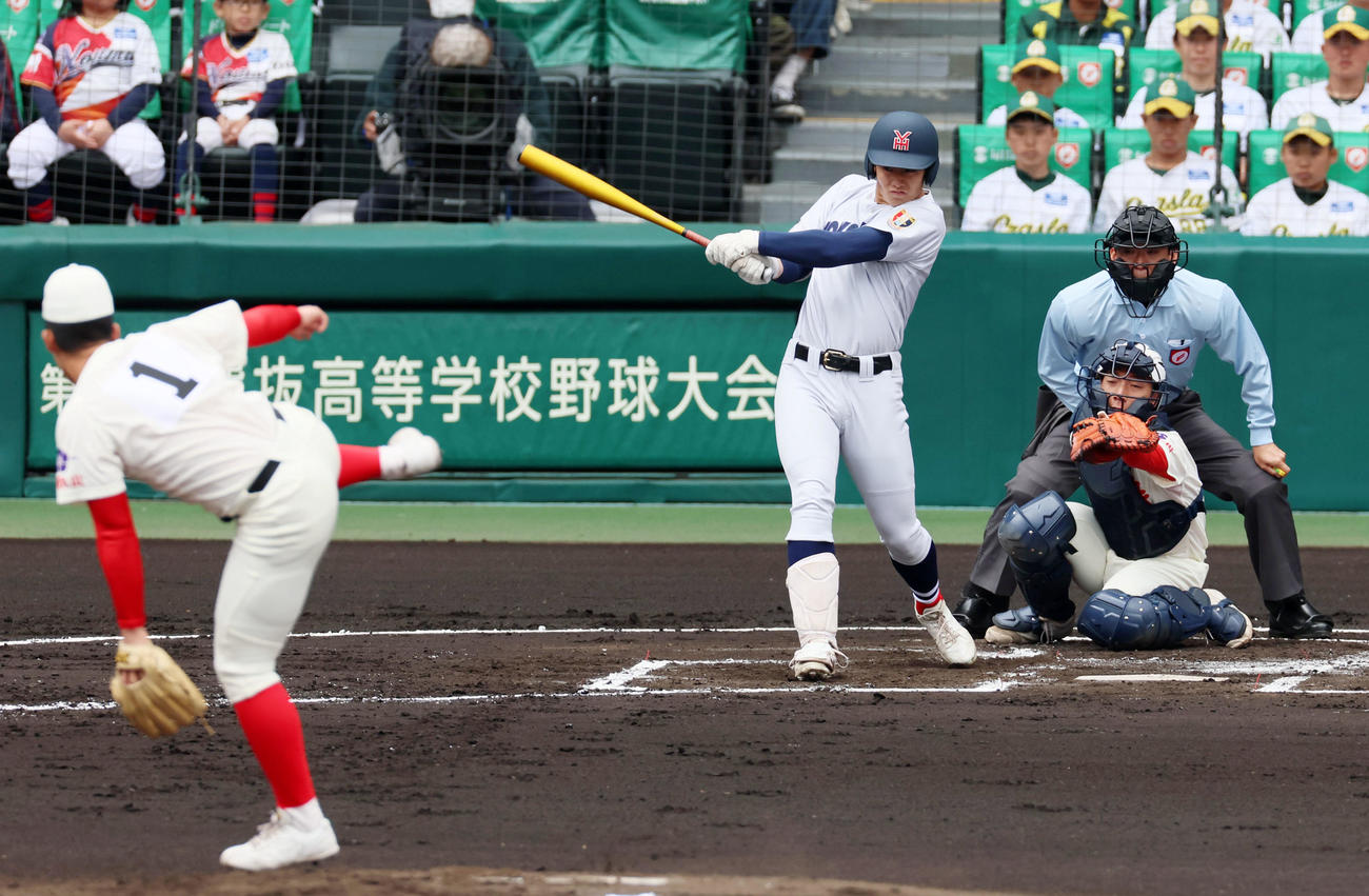智弁和歌山対横浜　1回裏横浜2死二塁、奥村頼は右前適時打を放つ。投手渡辺（撮影・加藤哉）