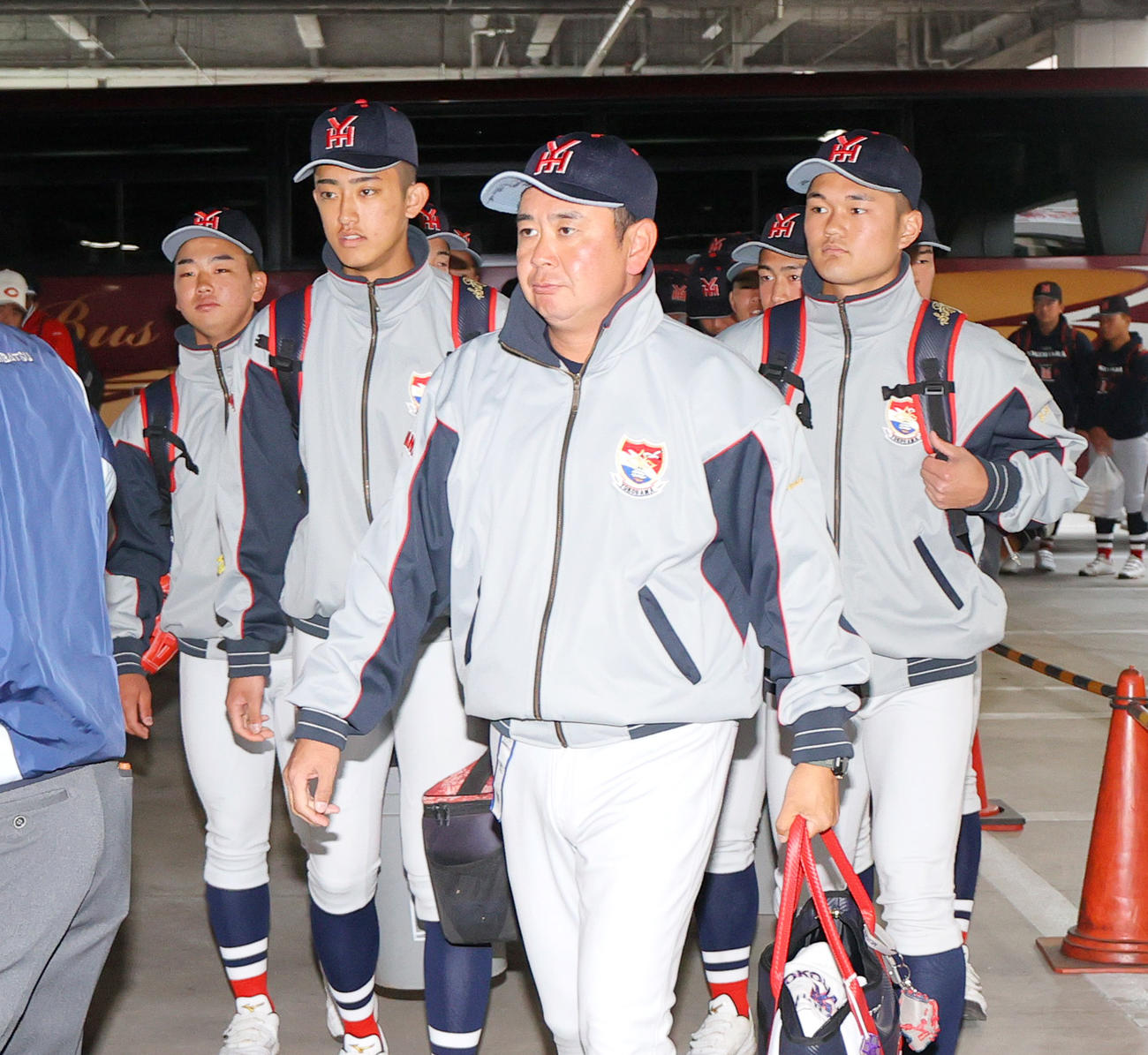 甲子園球場入りする横浜・村田監督（手前）と選手たち（撮影・上山淳一）