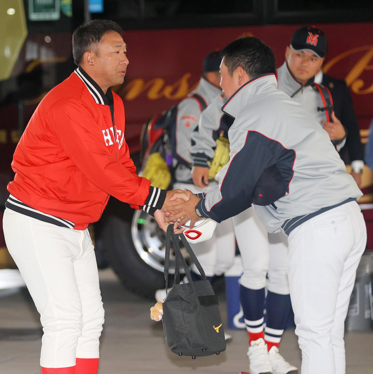 決勝戦を前に握手をかわす智弁和歌山・中谷監督（左）と横浜・村田監督（撮影・上山淳一）（撮影・上山淳一）