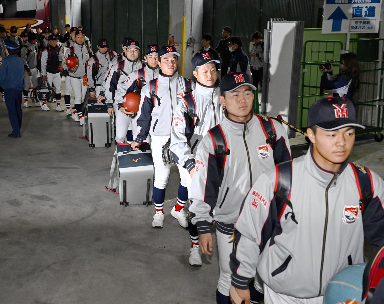 智弁和歌山との決勝を前に、甲子園球場に到着した横浜ナイン（共同）