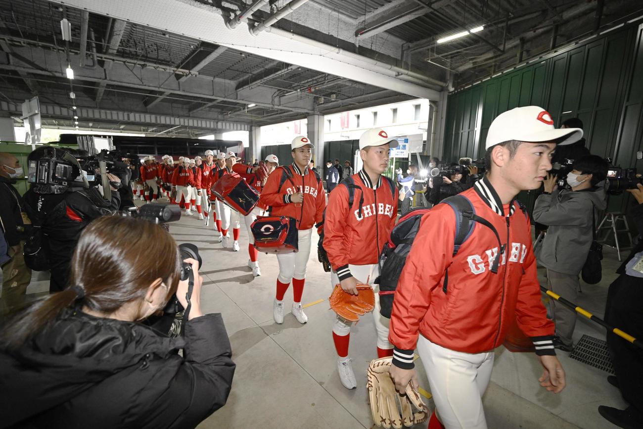 横浜との決勝を前に、甲子園球場に到着した智弁和歌山ナイン（共同）