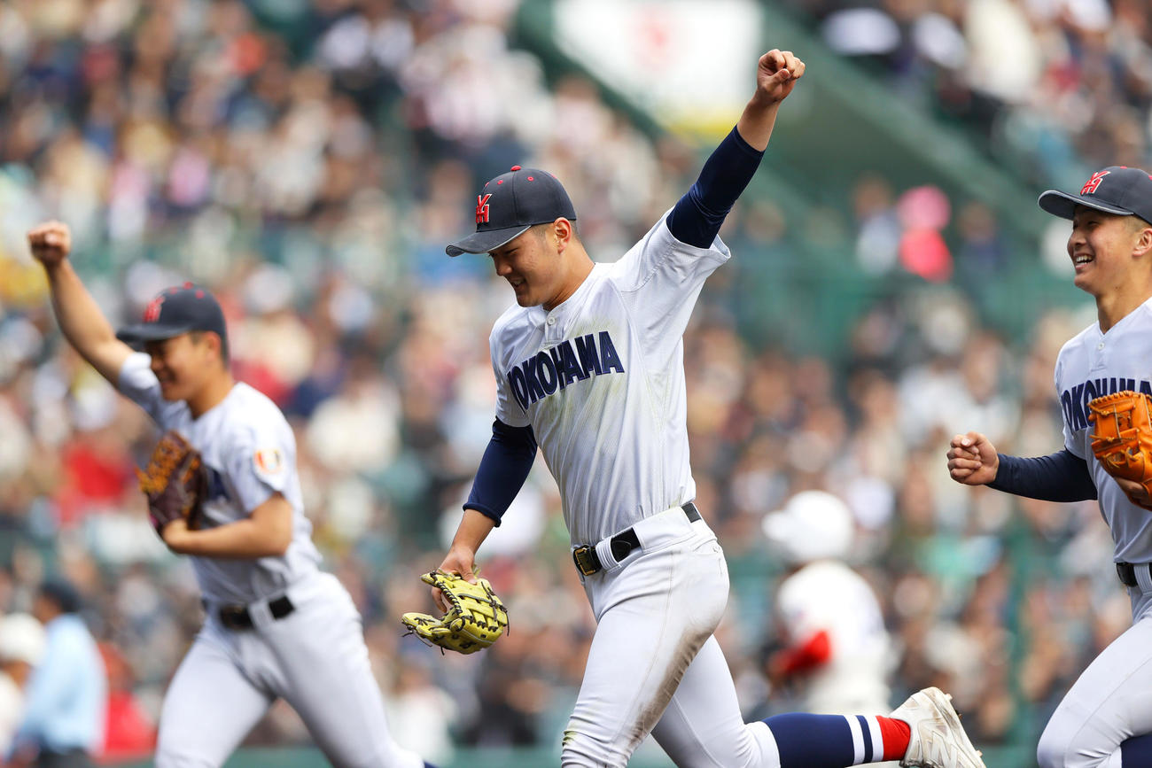 智弁和歌山対横浜　6回表智弁和歌山2死三塁、中堅手阿部葉（中央）は荒井の中飛を好捕しガッツポーズでベンチに引き上げる（撮影・上山淳一）