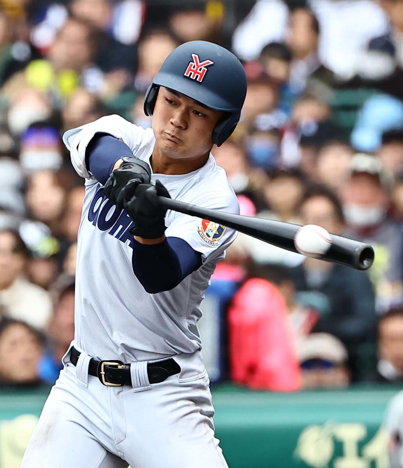 智弁和歌山対横浜　3回裏横浜1死二、三塁、阿部葉は左に2点適時二塁打を放つ（撮影・上田博志）