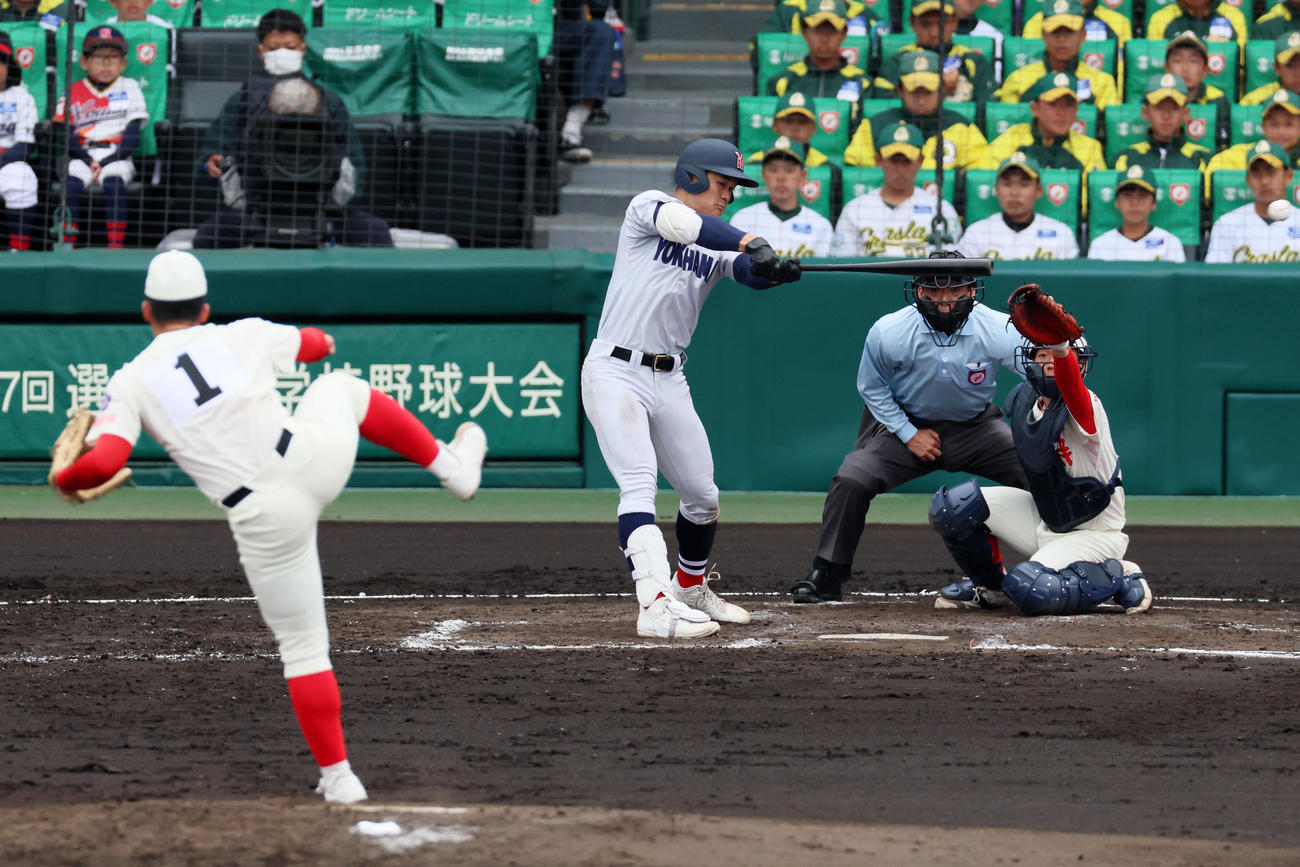 智弁和歌山対横浜　3回裏横浜1死二、三塁、阿部は左へ適時二塁打を放つ。投手渡辺（撮影・加藤哉）