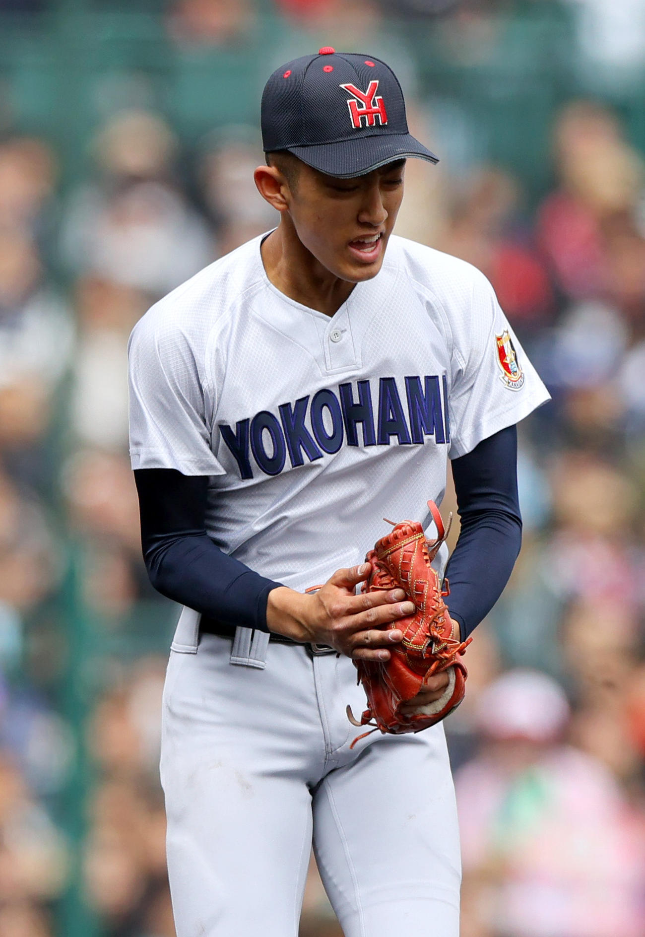 智弁和歌山対横浜　5回表智弁和歌山2死二塁、投手織田は藤田を遊ゴロに仕留めグラブをたたいて喜ぶ（撮影・上山淳一）