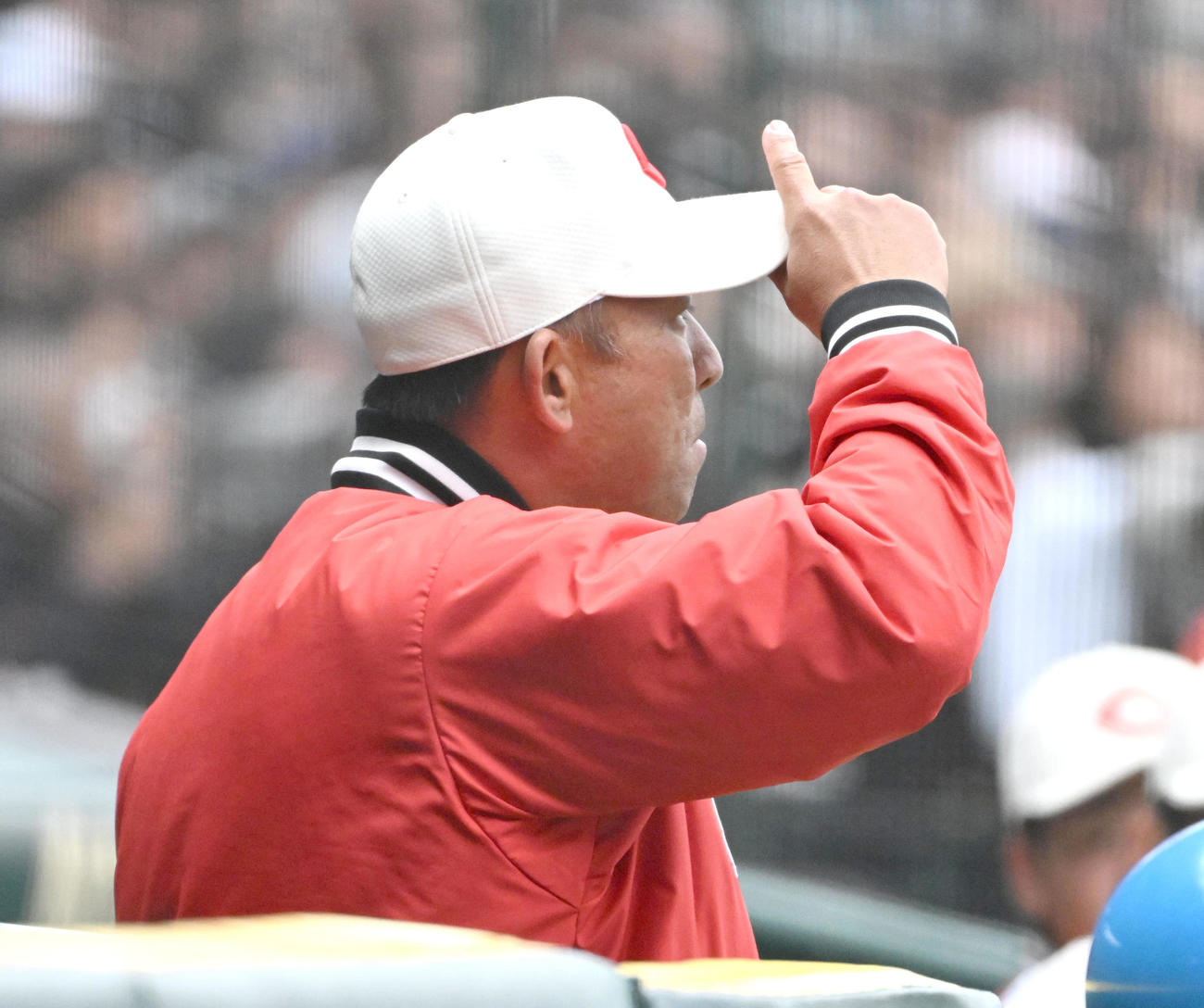 智弁和歌山対横浜　選手にサインを送る智弁和歌山の中谷監督（撮影・石井愛子）