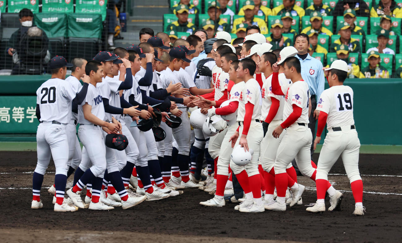 智弁和歌山対横浜　試合を終え握手する両校ナイン（撮影・加藤哉）
