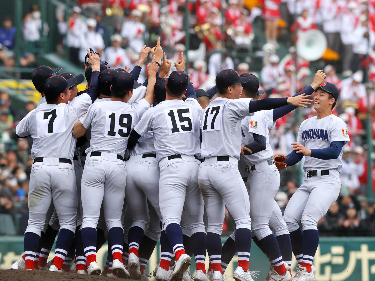 智弁和歌山対横浜　優勝を決め歓喜する横浜ナイン（撮影・上山淳一）