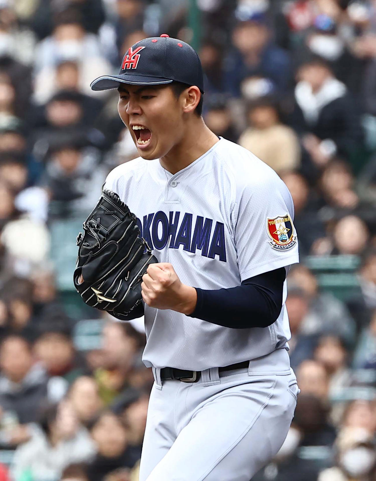 智弁和歌山対横浜　6回表1死三塁、片山大輔は福元聖矢から三振を奪いガッツポーズをする（撮影・上田博志）