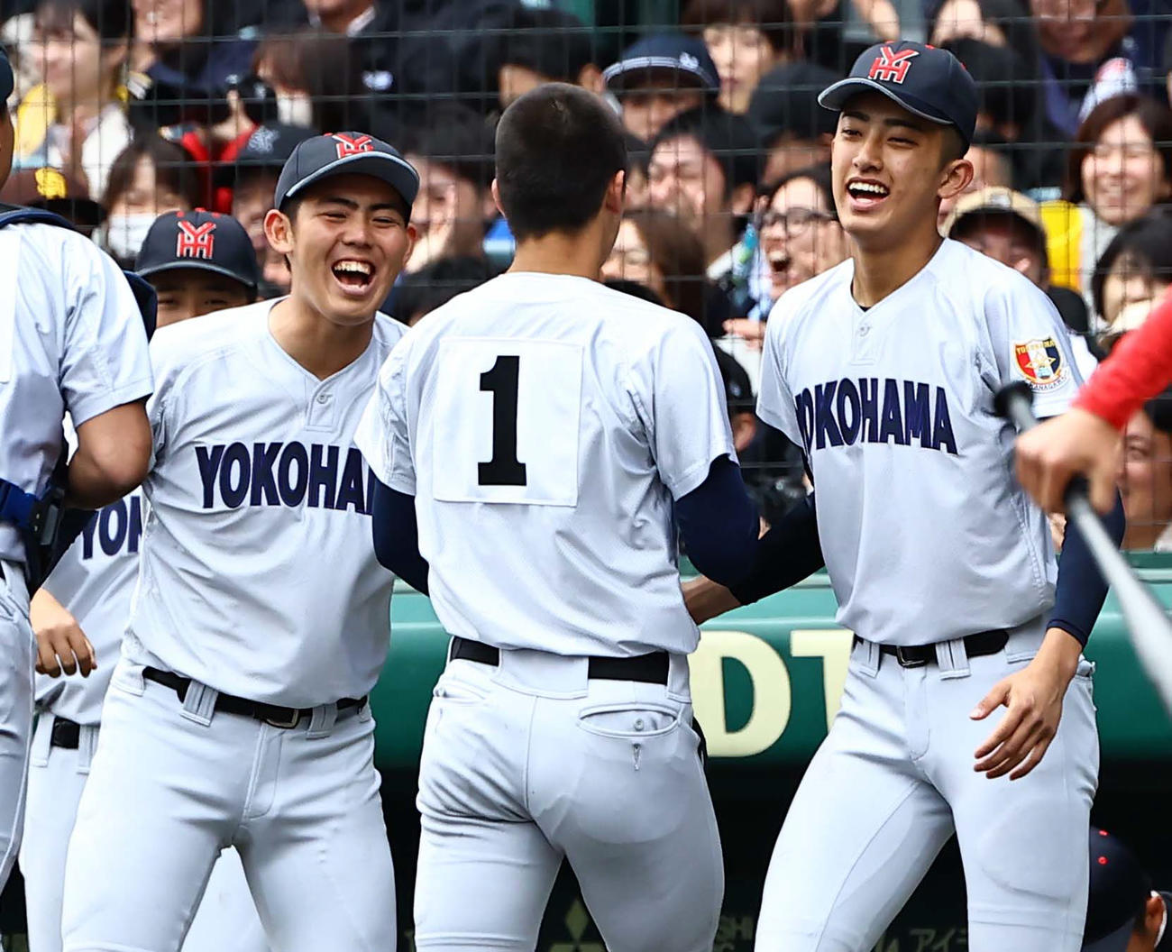 智弁和歌山対横浜　6回、エース奥村頼（中央）を笑顔で出迎える先発織田（右）と2番手の片山（撮影・上田博志）