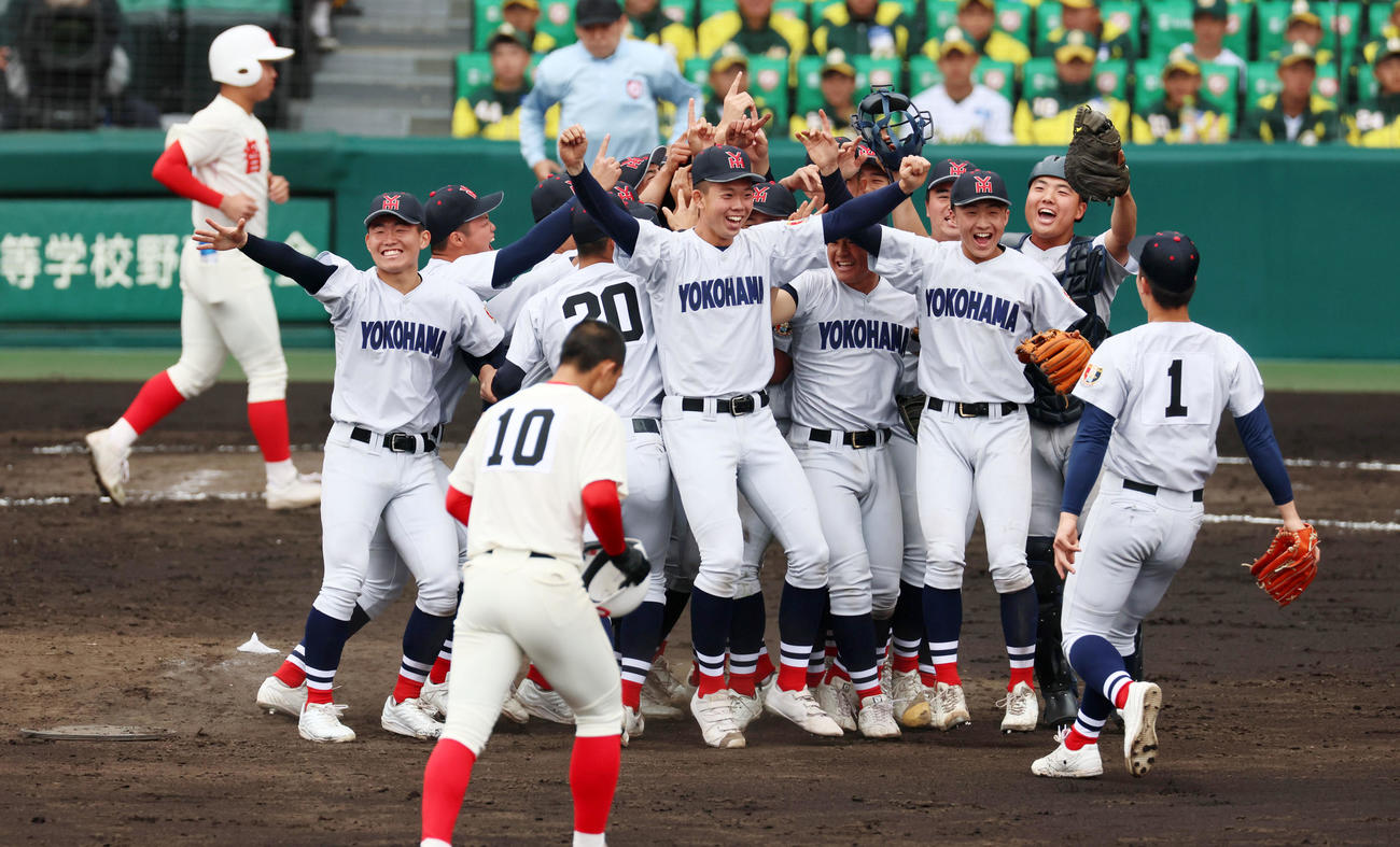 智弁和歌山対横浜　優勝を決めマウンドで喜ぶ横浜ナイン（撮影・加藤哉）