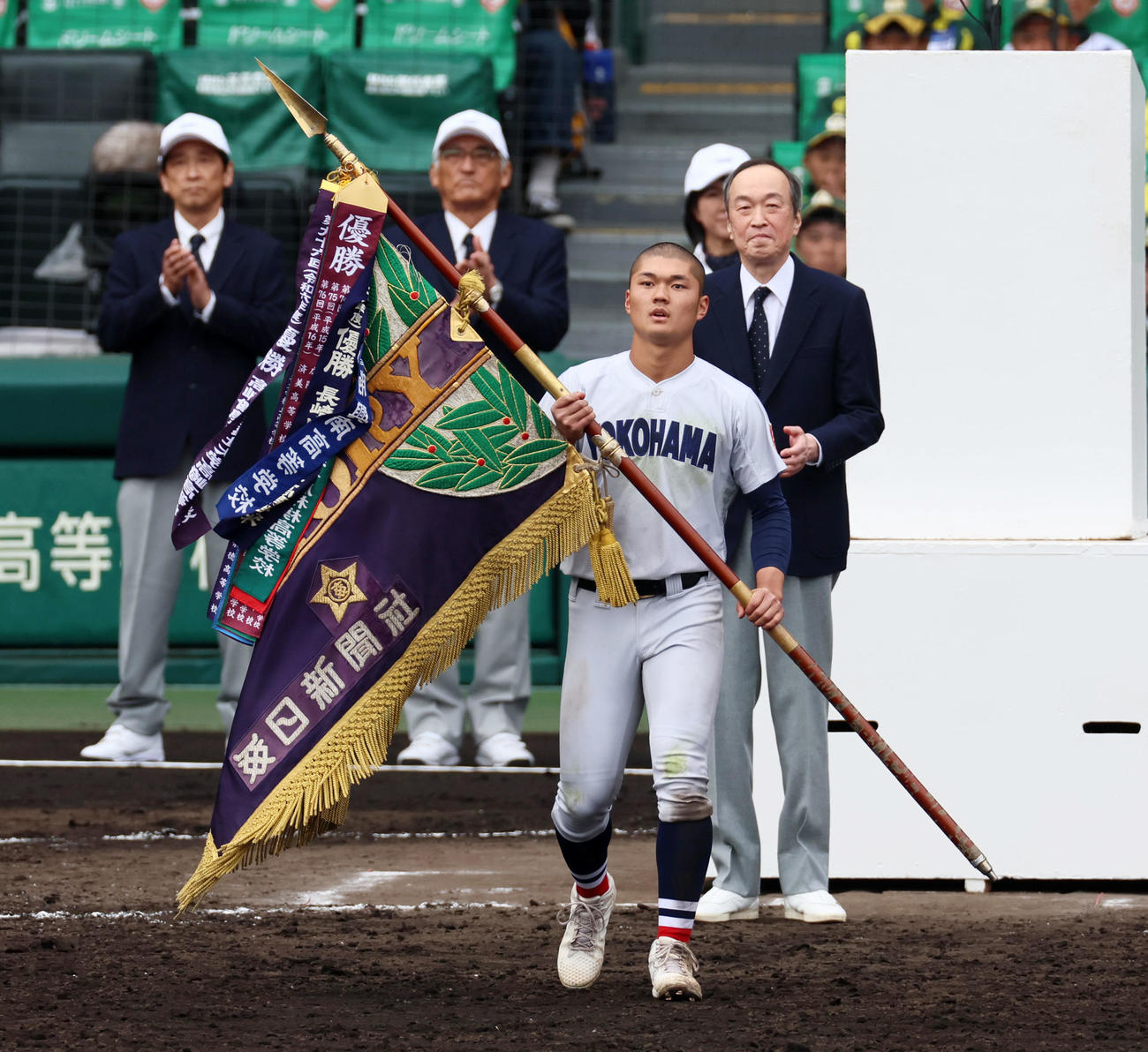 智弁和歌山対横浜　表彰式で優勝旗を手に行進する横浜・阿部（撮影・加藤哉）