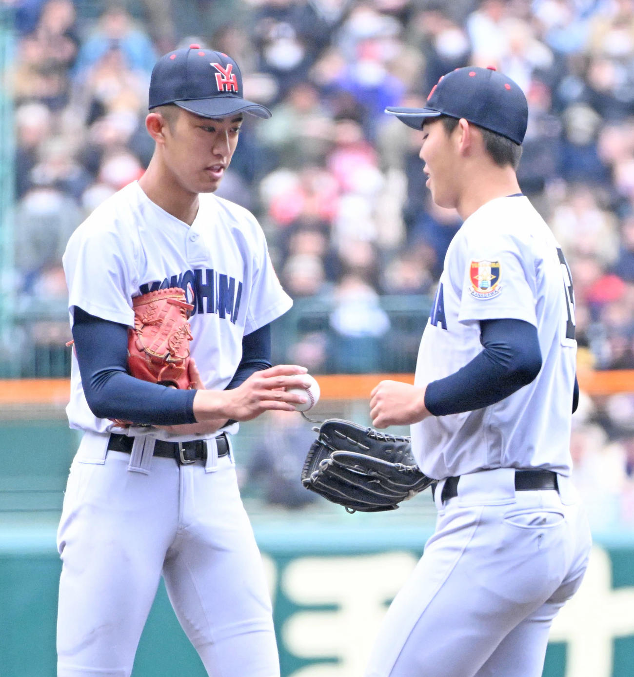 智弁和歌山対横浜　6回表途中で降板する織田（左）、登板する片山（撮影・石井愛子）