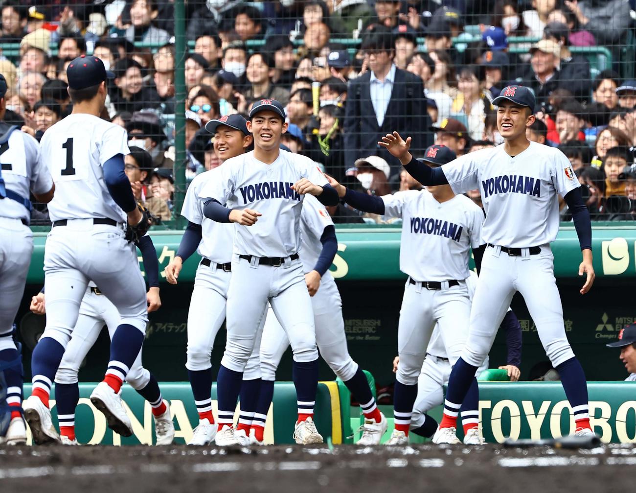 智弁和歌山対横浜　6回、エース奥村頼（左）を笑顔で出迎える先発織田（右）と2番手の片山（撮影・上田博志）