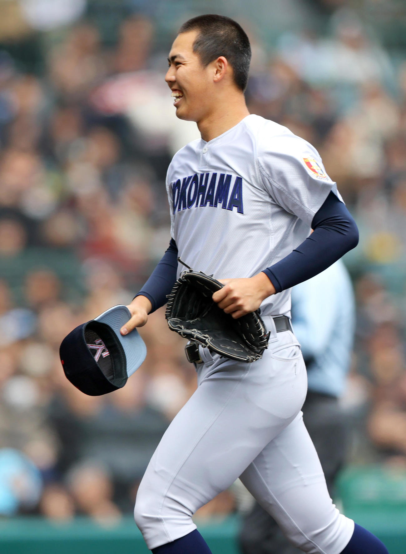 智弁和歌山対横浜　6回表智弁和歌山1死三塁、織田から継投した片山は福元を空振り三振に仕留め交代となり笑顔でベンチに引き揚げる（撮影・上山淳一）