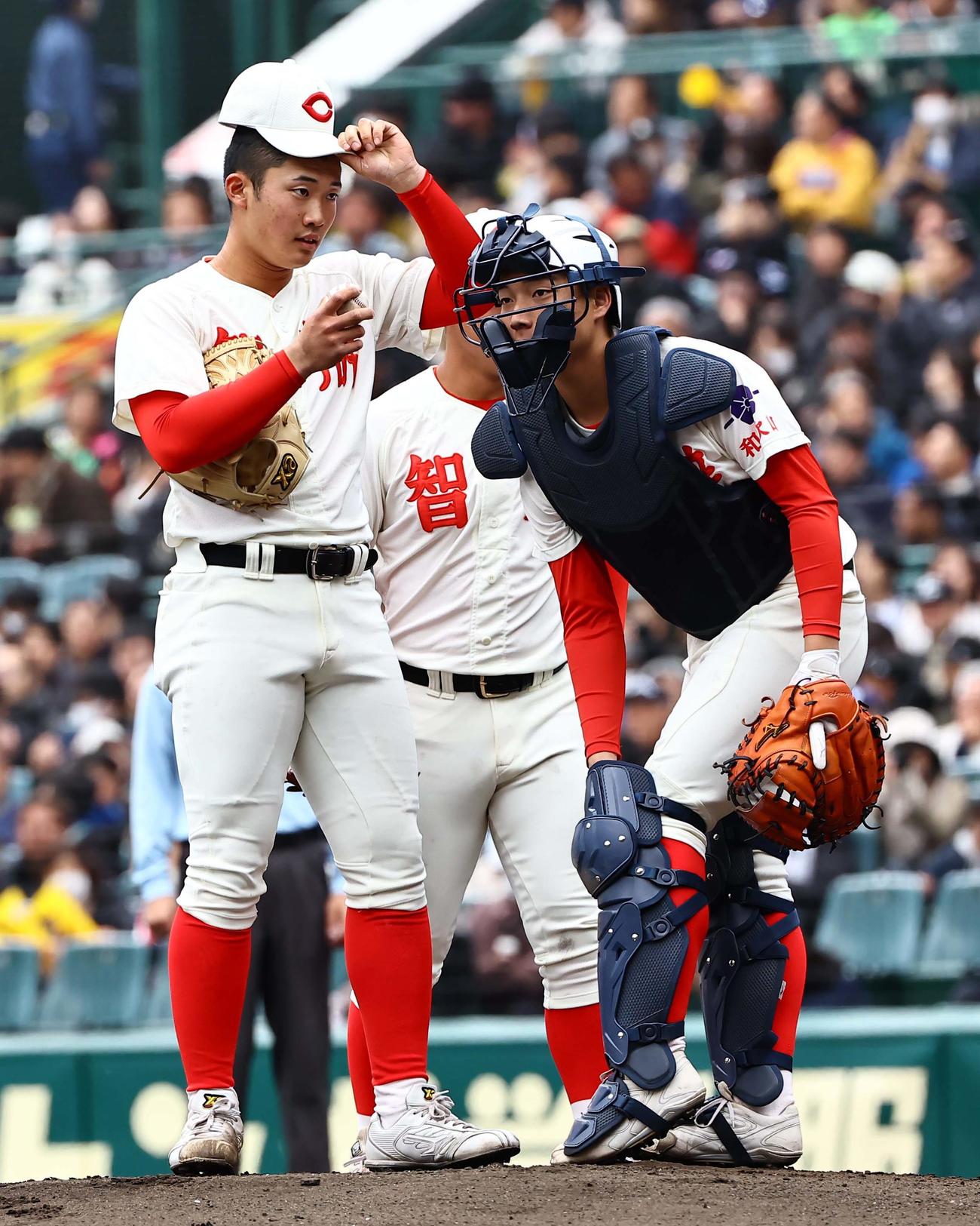 智弁和歌山対横浜　1回、先制を許した智弁和歌山・渡辺（左）は山田と話をする（撮影・上田博志）