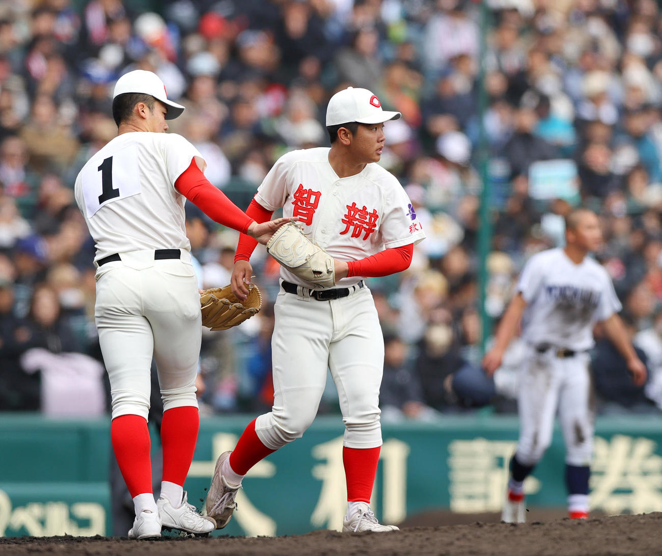智弁和歌山対横浜　6回裏横浜2死満塁、渡辺（左）は為永に右前2点適時打を打たれ中井に交代する（撮影・上山淳一）