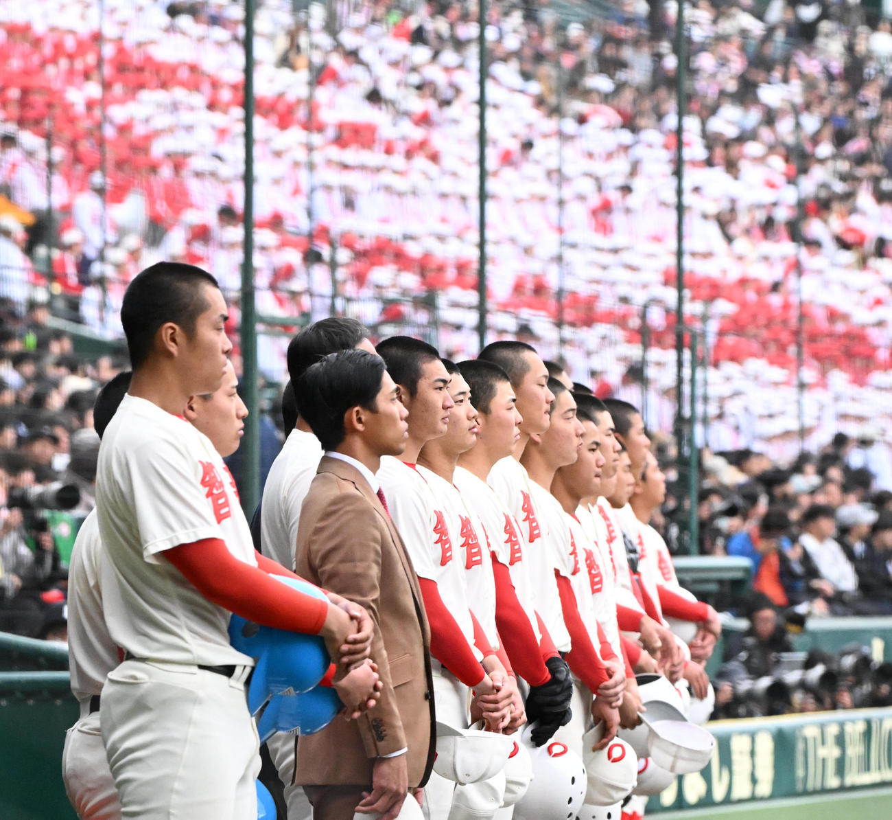 横浜に負け肩を落とす智弁和歌山ナイン（撮影・石井愛子）
