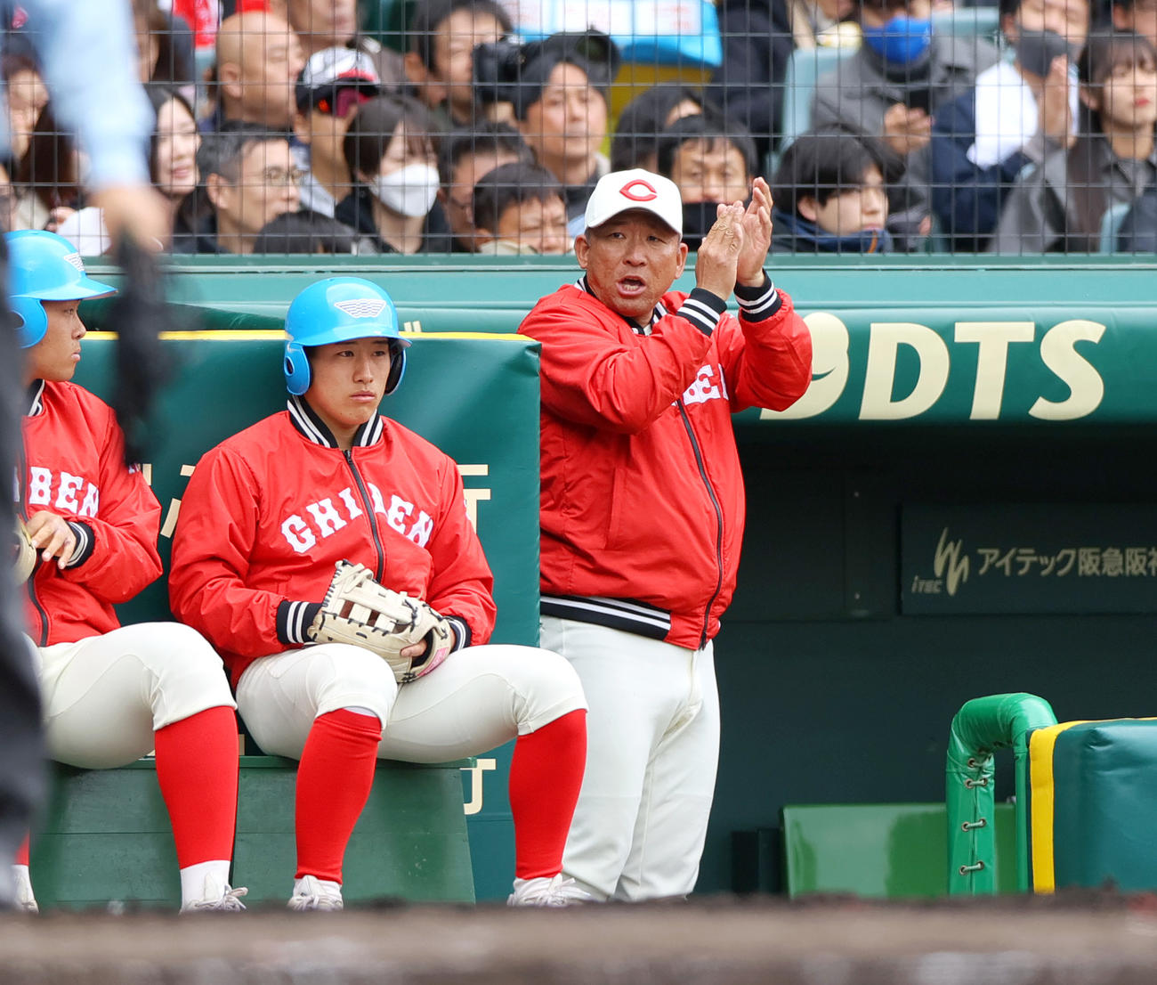 智弁和歌山対横浜　7回裏の守備を終えたナインに手をたたく智弁和歌山・中谷監督（撮影・上山淳一）