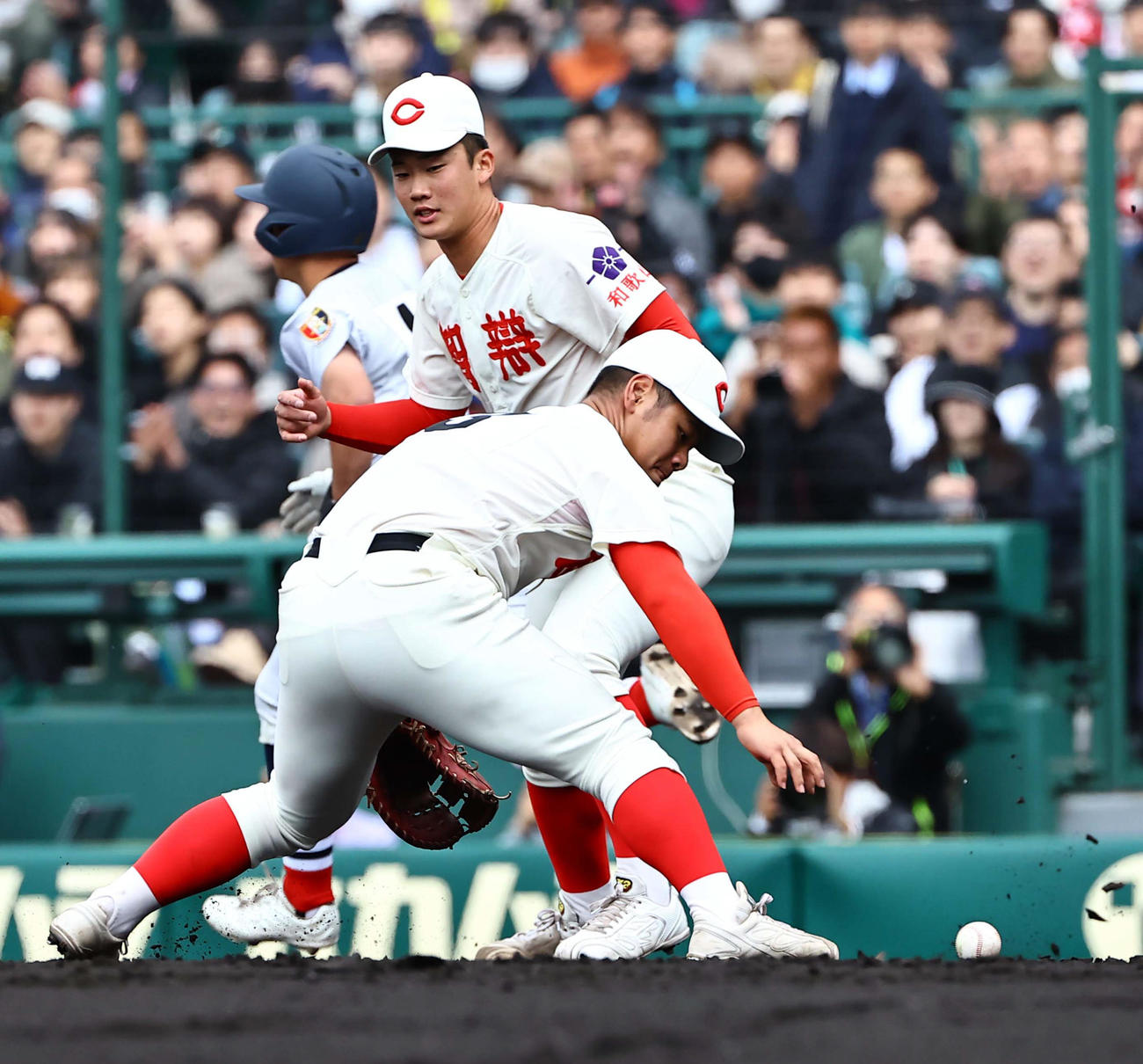 智弁和歌山対横浜　3回裏横浜無死一塁、奥村凌のバントをつかみ損ねる渡辺（奥）（撮影・上田博志）