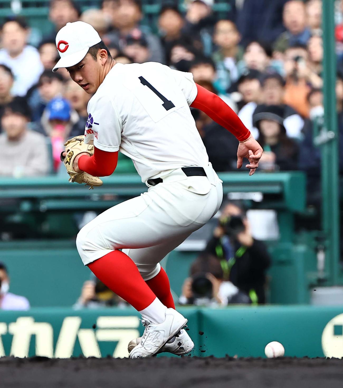 智弁和歌山対横浜　3回裏横浜無死一塁、奥村凌のバントをつかみ損ねる渡辺（撮影・上田博志）