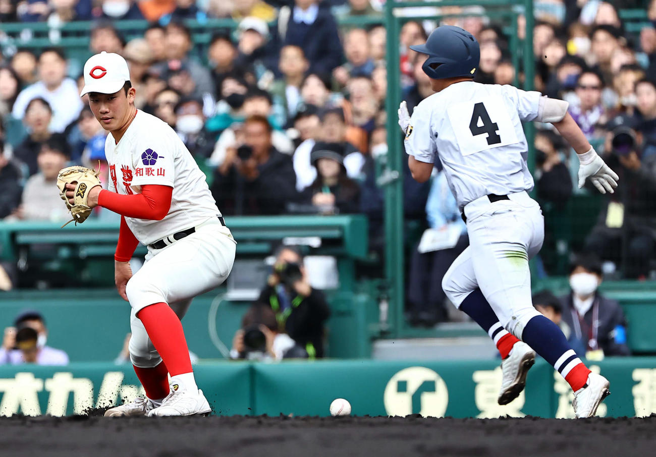 智弁和歌山対横浜　3回裏横浜無死一塁、奥村凌のバントをつかみ損ねる渡辺（撮影・上田博志）
