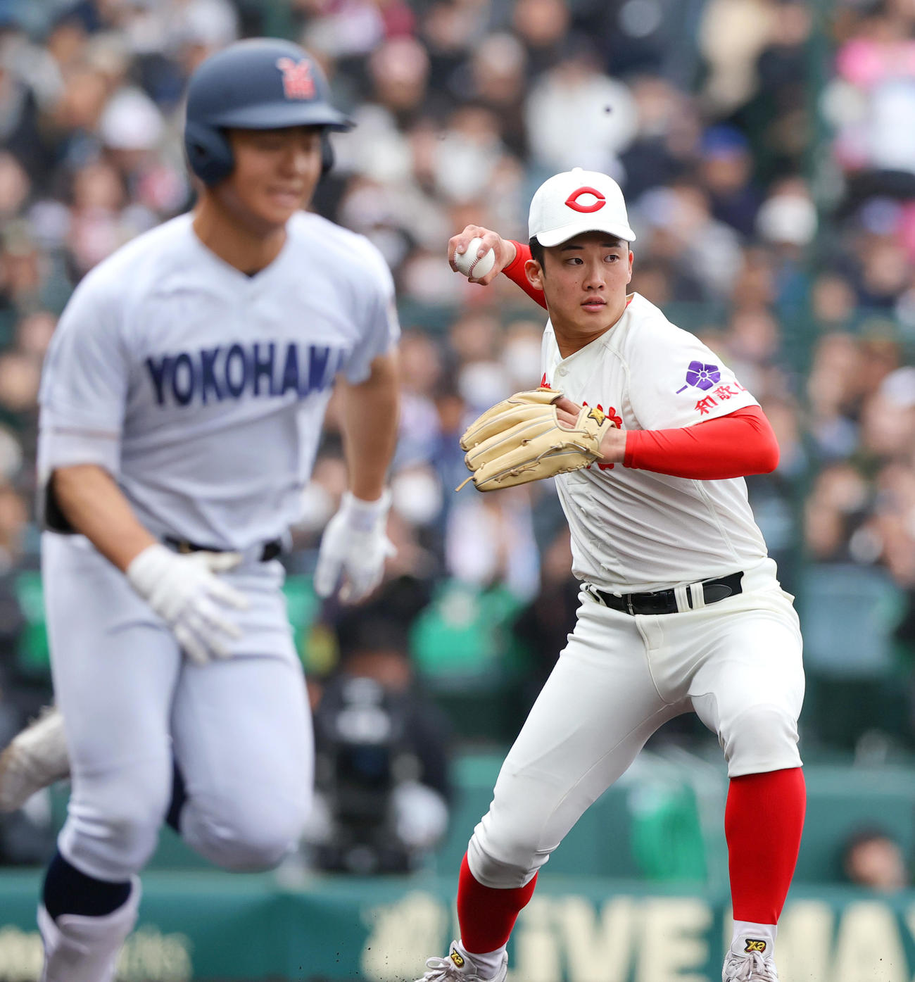 智弁和歌山対横浜　3回裏横浜無死一、二塁、投手渡辺は為永（手前）のバントを処理する（撮影・上山淳一）