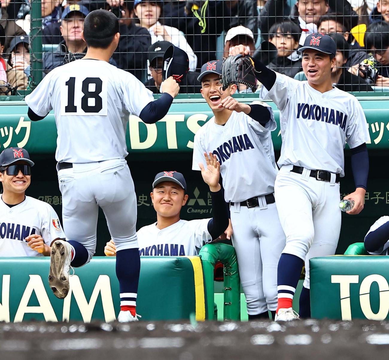 智弁和歌山対横浜　6回表1死三塁、先発の織田（右から2人目）は1ポイントで登板した片山（左から2人目）を笑顔で出迎える（撮影・上田博志）