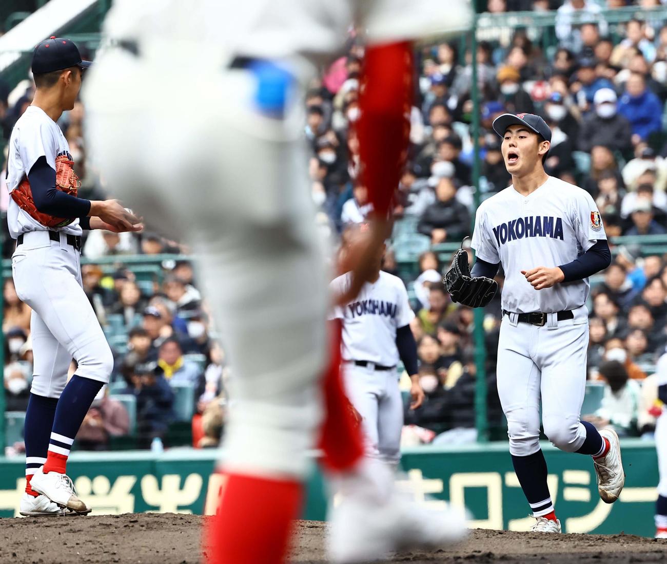 智弁和歌山対横浜　6回途中で織田（左）と交代する片山（撮影・上田博志）