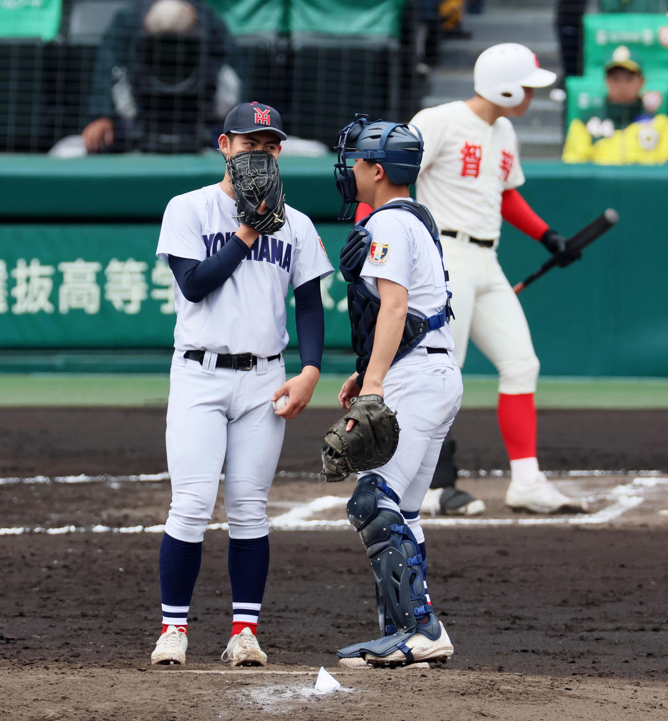 智弁和歌山対横浜　6回表智弁和歌山1死三塁、横浜・片山はマウンドで駒橋捕手と言葉をかわす（撮影・加藤哉）