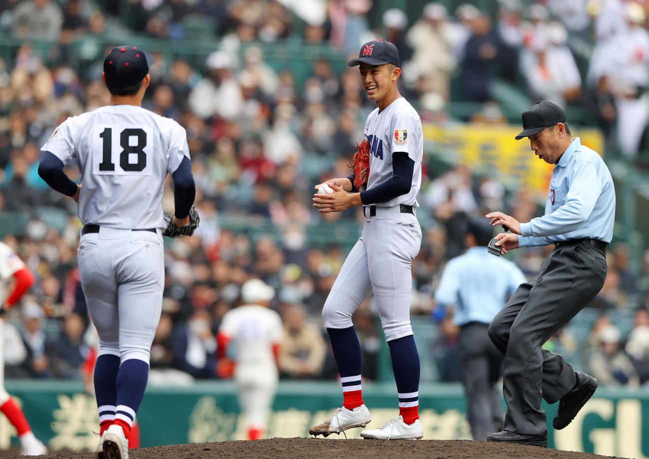 智弁和歌山対横浜　6回表智弁和歌山1死三塁、織田（中央）は笑顔で片山に継投する（撮影・上山淳一）