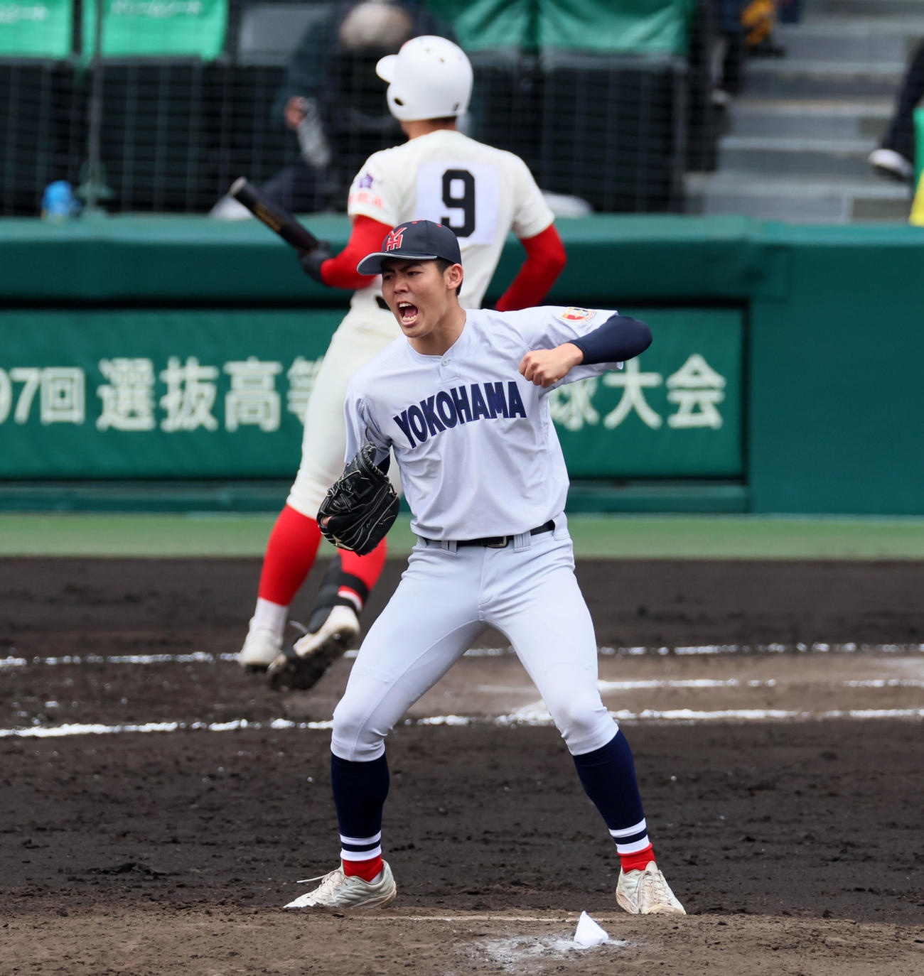 智弁和歌山対横浜　6回表智弁和歌山1死三塁、2番手で登板した横浜・片山は福元を三振に仕留めマウンドでガッツポーズを見せる（撮影・加藤哉）