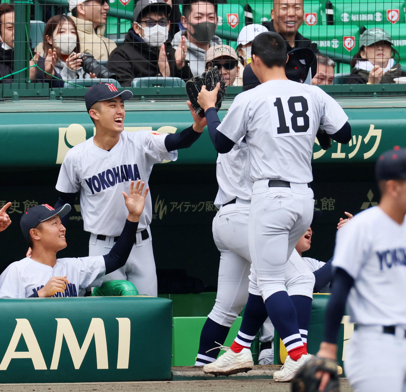 智弁和歌山対横浜　6回表智弁和歌山2死三塁、片山（右）は1球を投げて降板し、ベンチで織田（左）が笑顔のお出迎え（撮影・加藤哉）