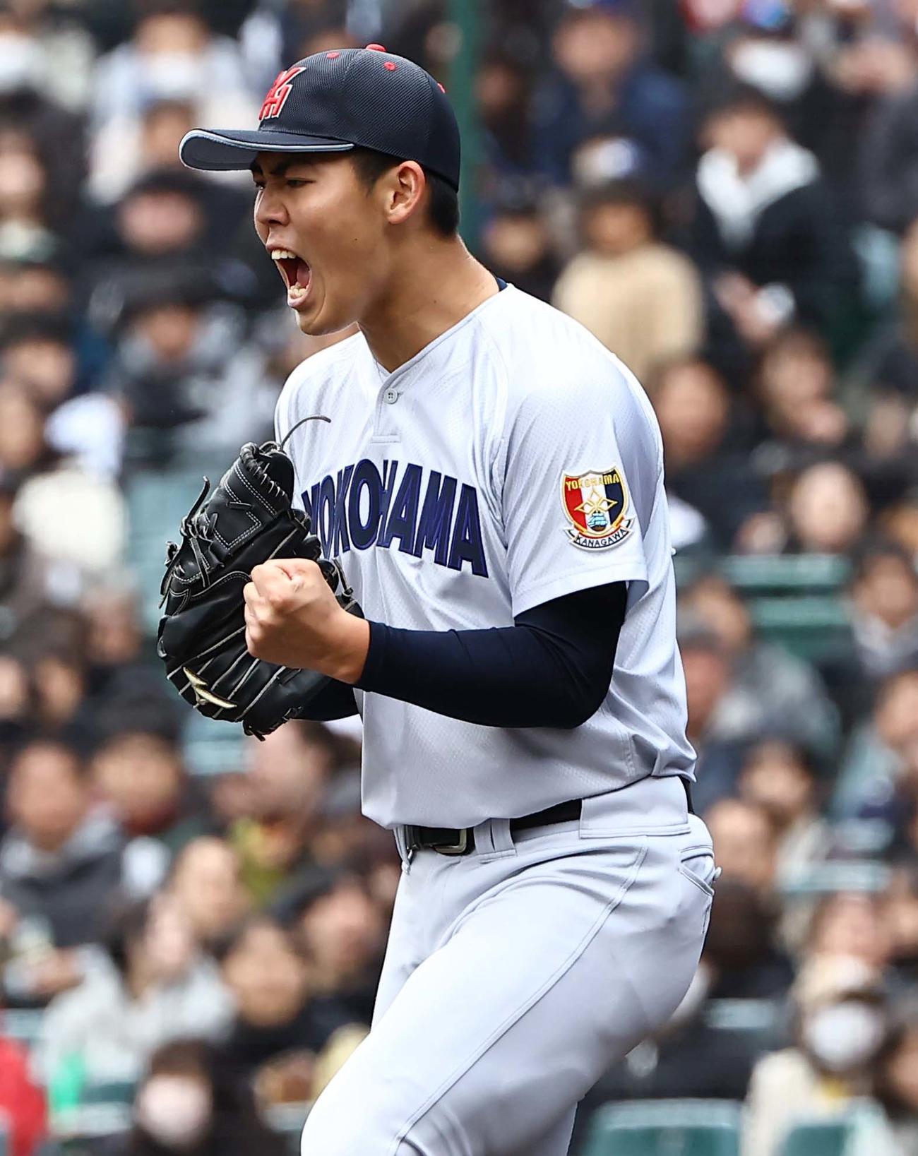 智弁和歌山対横浜　6回表1死三塁、福元から三振を奪った片山はガッツポーズをする（撮影・上田博志）