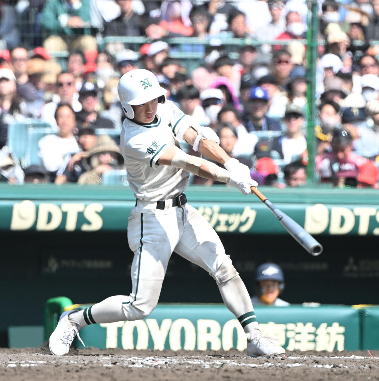 花巻東対二松学舎大付　7回裏二松学舎大付2死一、二塁、中前適時打を放つ入山（撮影・和賀正仁）