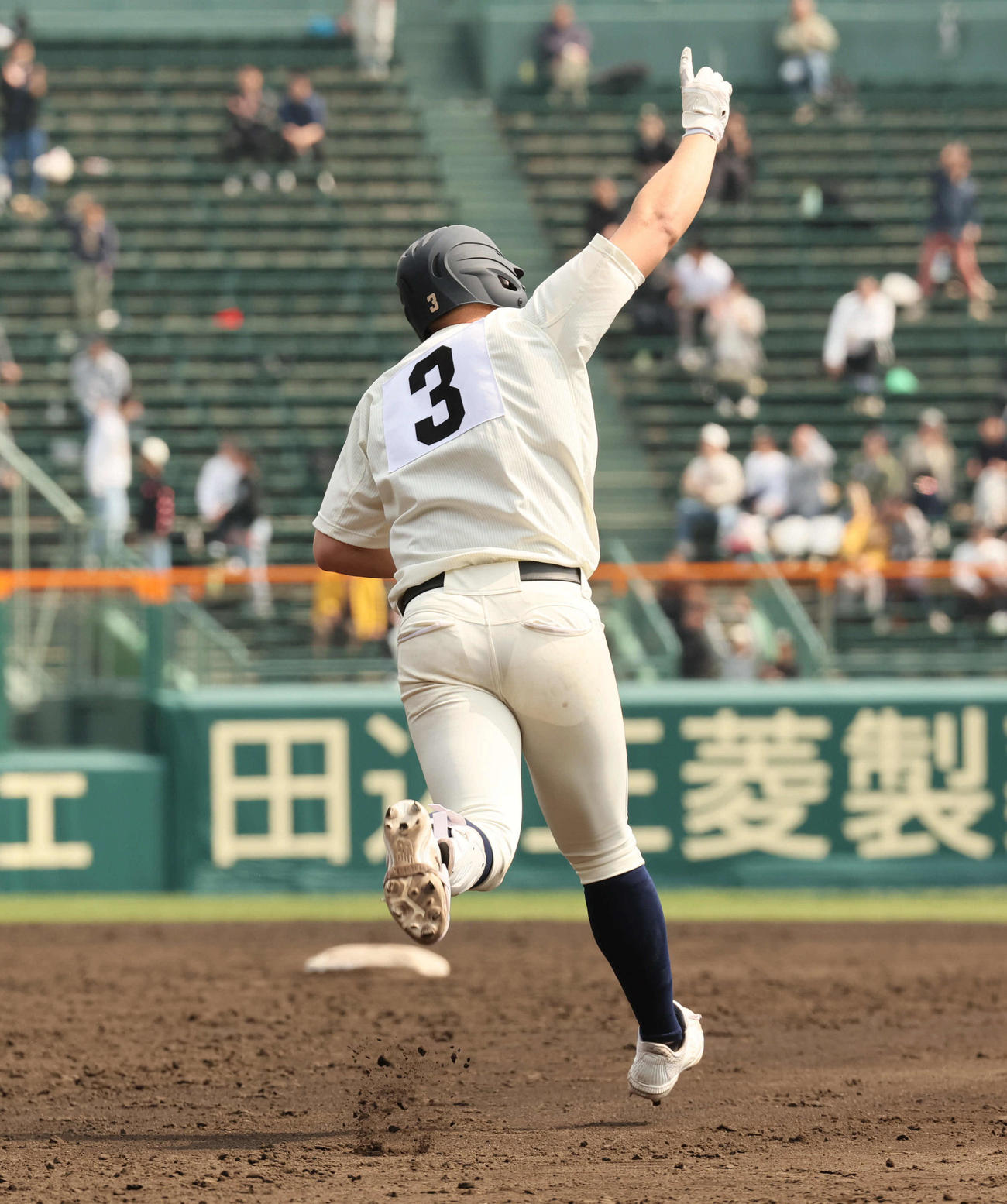 西日本短大付対山梨学院　4回表西日本短大付1死二塁、佐藤は左越え2点本塁打を放つ（撮影・宮崎幸一）