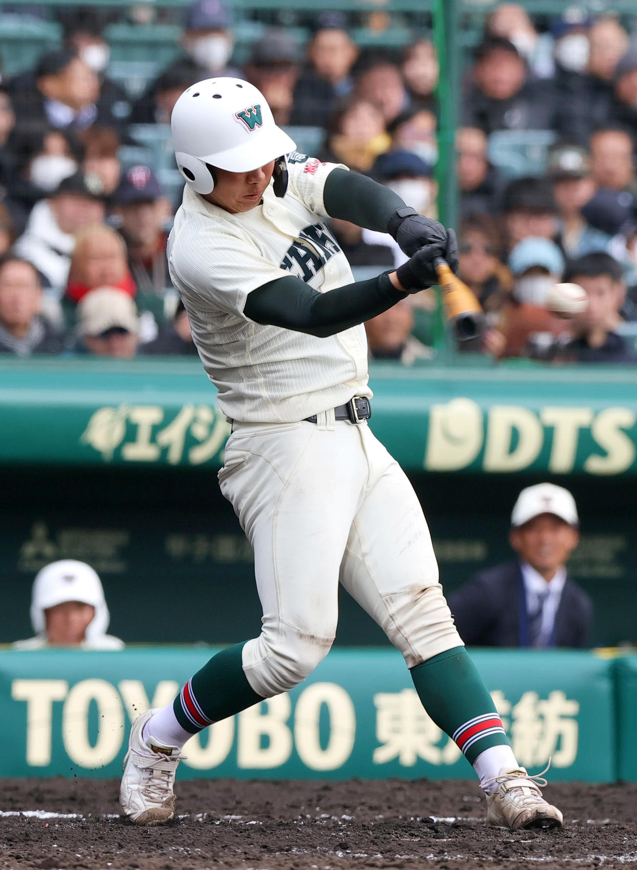横浜対市和歌山　4回裏市和歌山2死一塁、川辺は左前打を放つ（撮影・上山淳一）