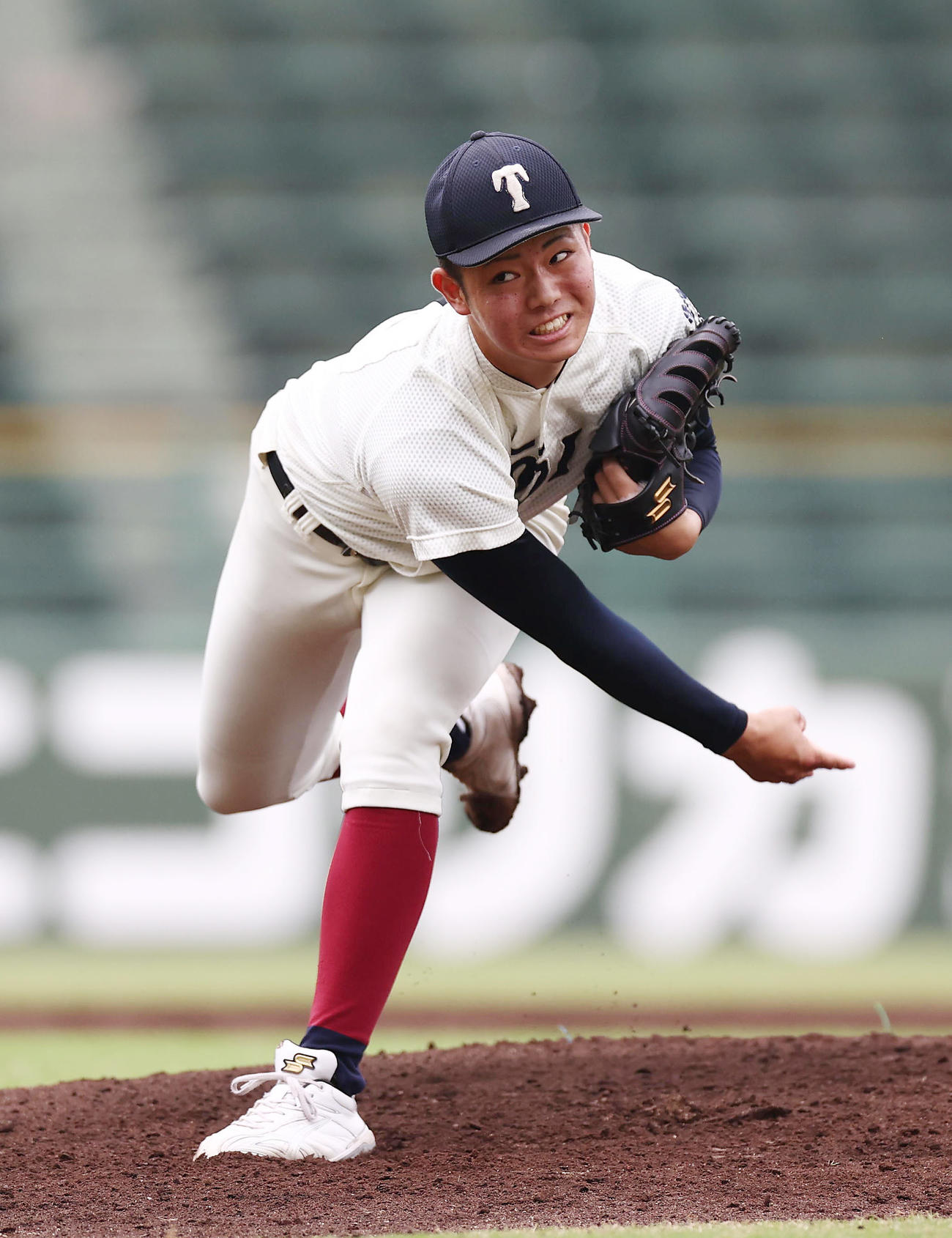 滋賀学園対大阪桐蔭　力投する大阪桐蔭先発の森（2024年10月撮影）