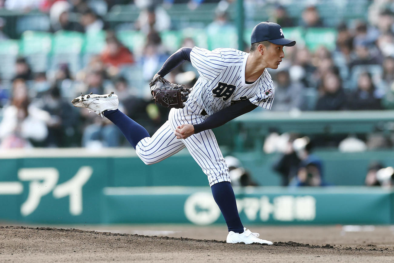 健大高崎対明徳義塾　力投する明徳義塾先発の池崎（2025年3月18日撮影）