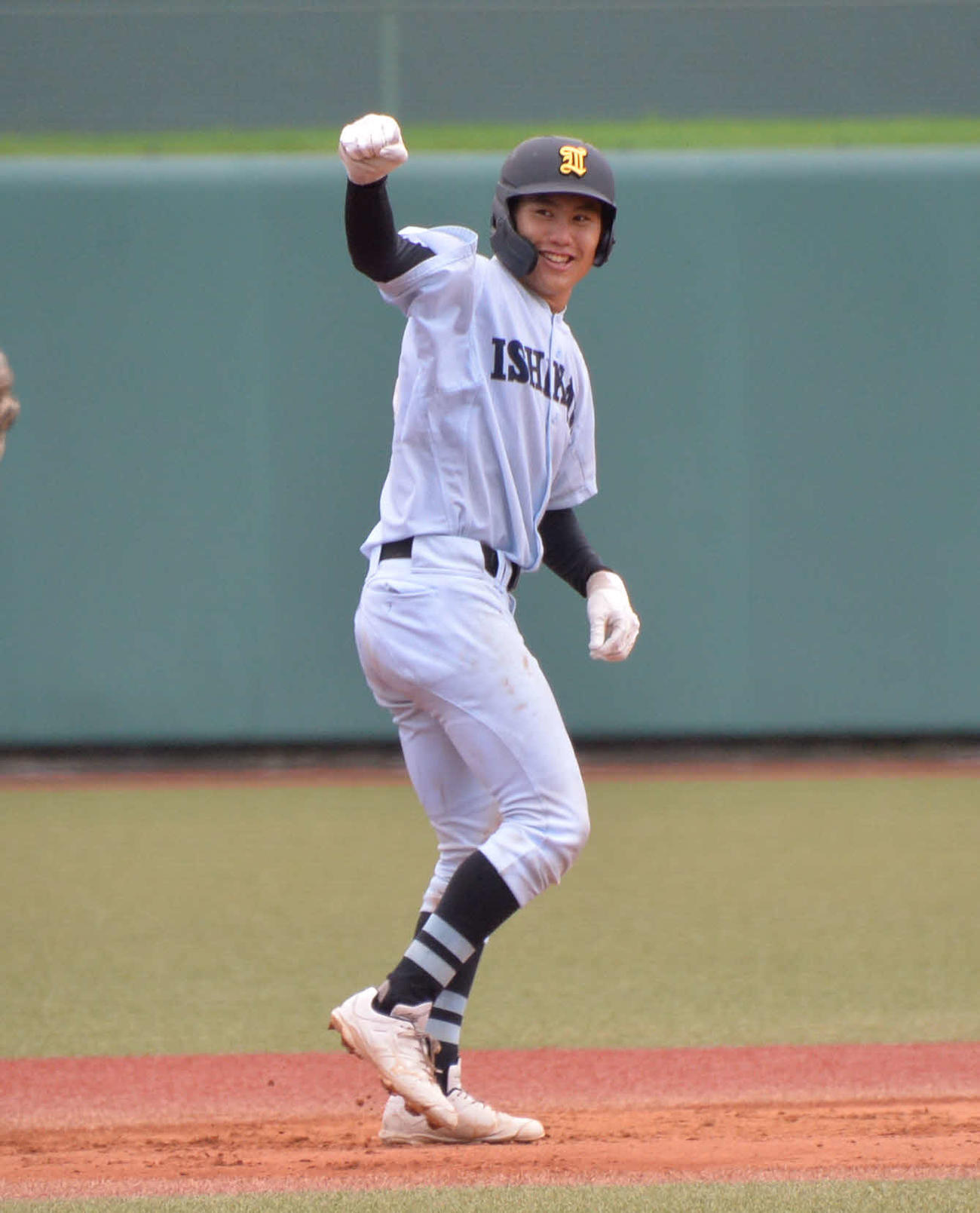 聖光学院対学法石川　。7回1死二塁、左中間への適時二塁打を放ち、ベンチへガッツポーズする大栄（2024年7月撮影）