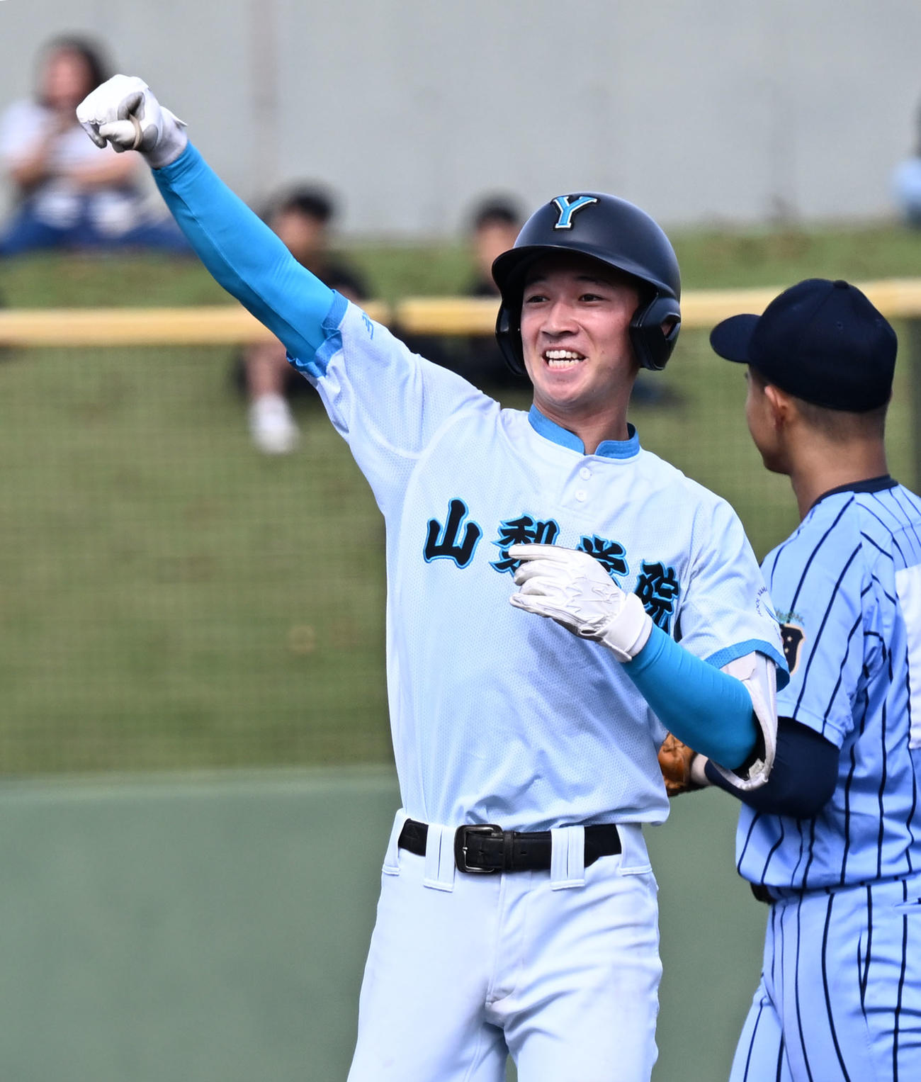 高校野球関東大会　東海大相模対山梨学院　4回裏山梨学院無死、中前に二塁打を放ち、ベンチに向かってガッツポーズする横山（2024年10月撮影）