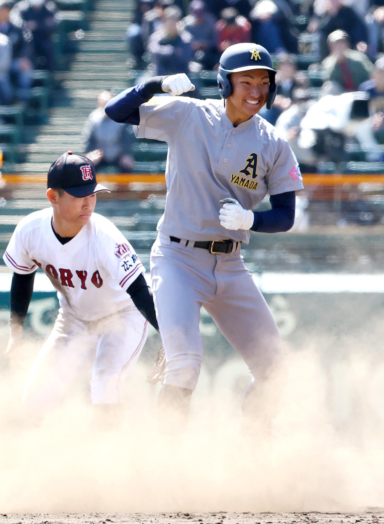 8回、二塁打を放ちガッツポーズの代打・蝦名