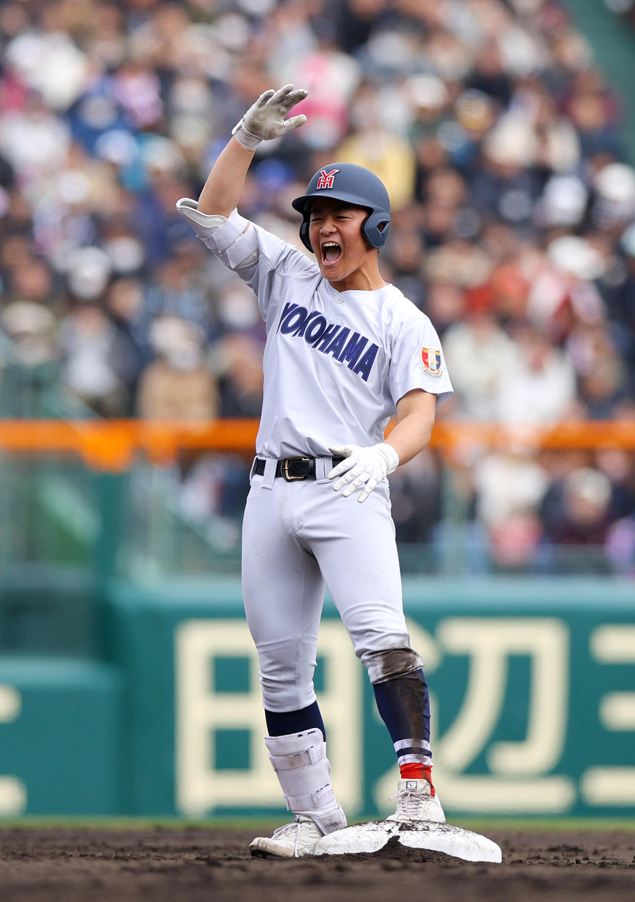 智弁和歌山対横浜　6回裏横浜2死満塁、為永は右前2点適時打を放ち雄たけびを上げ喜ぶ（2025年3月30日撮影）